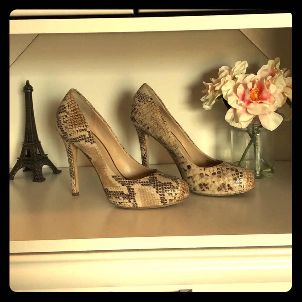 INC PYTHON PRINT HEELS 7.5m